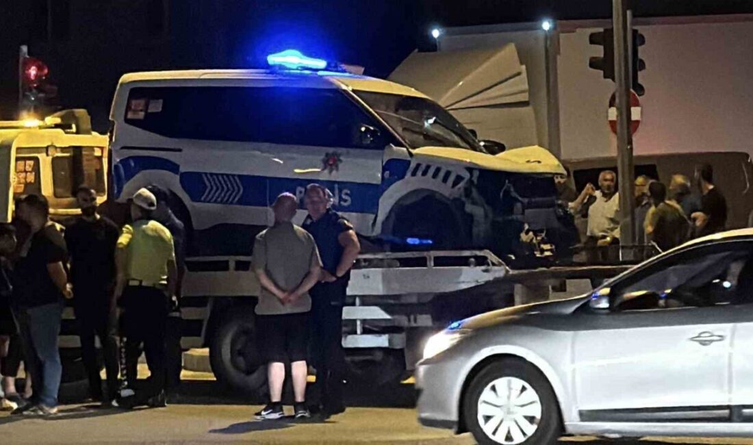 Eskişehir’de, bir polis aracının olaya destek gitmek için hareket halindeyken