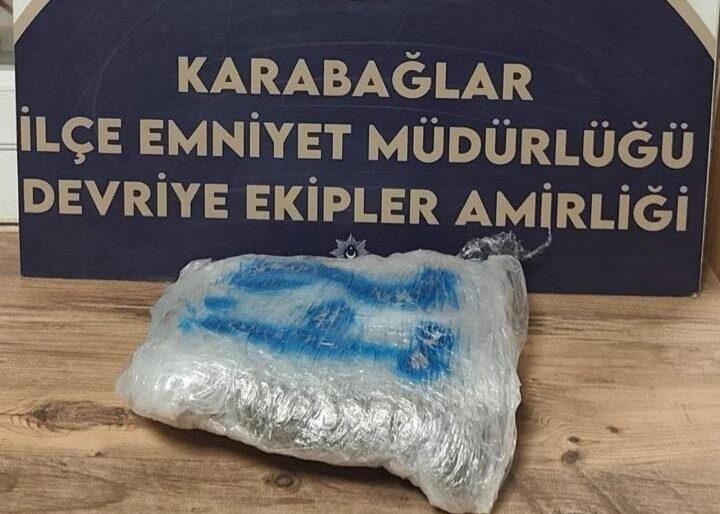 İzmir Karabağlar ilçesinde, uyuşturucu sakladığı arazide yakalanan bir şüpheli, polis