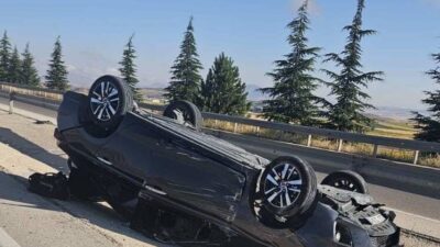 Afyonkarahisar’da Anıtkaya köyü yakınlarında meydana gelen trafik kazasında, bir otomobilin