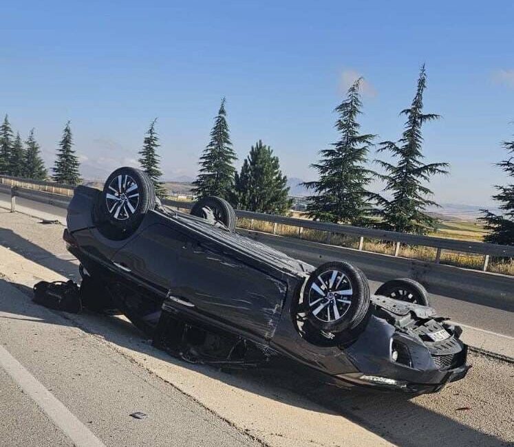 Afyonkarahisar’da Anıtkaya köyü yakınlarında meydana gelen trafik kazasında, bir otomobilin