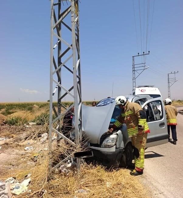 Reyhanlı ilçesinde meydana gelen trafik kazasında, hafif ticari aracın bir