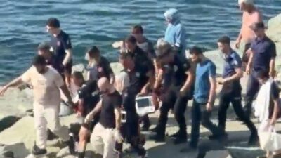 Rize’de bir çocuk, Boğaz mahallesine yakın bir plajda denize girdikten