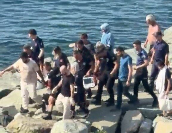 Rize’de bir çocuk, Boğaz mahallesine yakın bir plajda denize girdikten
