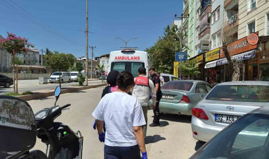 Adıyaman’da bir motosiklet sürücüsünün, rögar kapağı çevresindeki çukur nedeniyle motosikletin