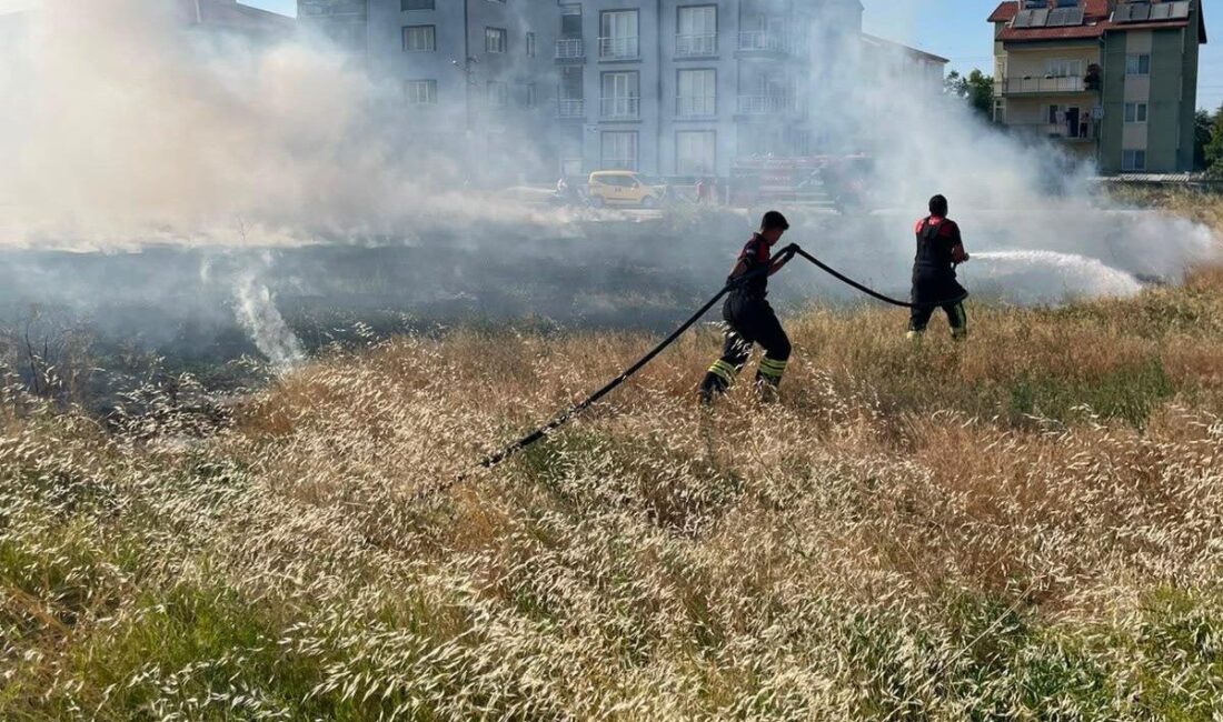 Burdur’da bir otluk alanda başlayıp rüzgarın etkisiyle hızla yayılan yangın,