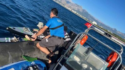 Antalya’nın Konyaaltı Sahili’nde, rüzgarın etkisiyle 2 mil açığa sürüklenen 38