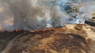 Safranbolu ilçesinde meydana gelen anız yangını, ekiplerin karadan ve havadan