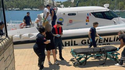 Muğla’nın Fethiye ilçesi açıklarında seyreden bir gezi teknesinde yaralanan ve