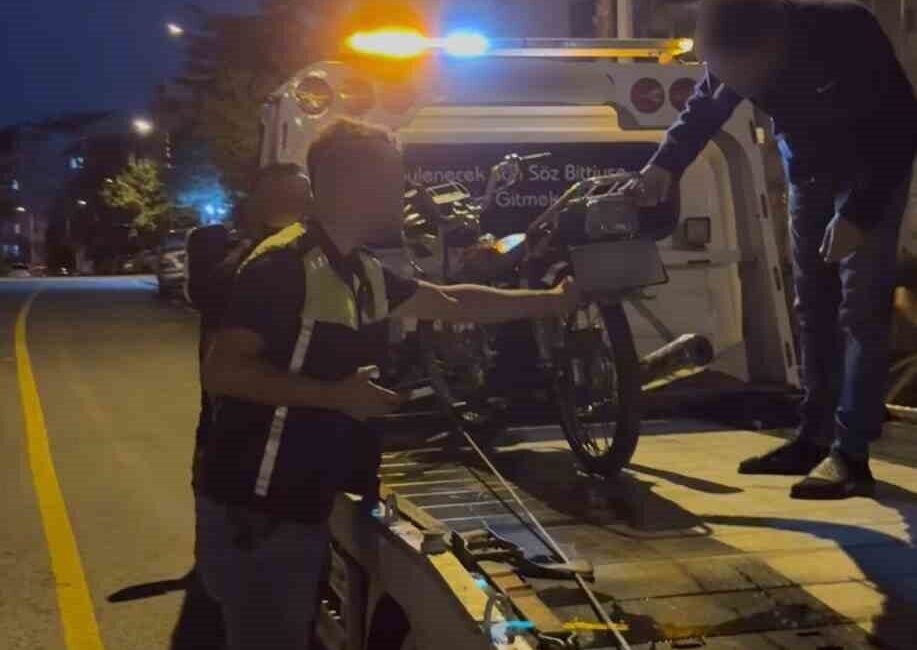 Kırşehir’de trafik polisleri, denetimler sırasında aykırı egzoz sistemi kullandığı ve