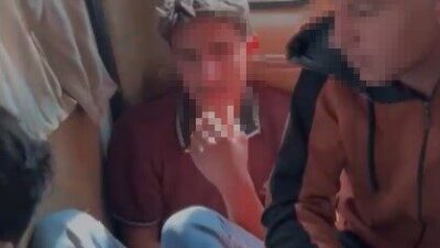 Hendek İlçesi’nde polis ekipleri tarafından gerçekleştirilen göçmen kaçakçılığı operasyonunda tutuklanan