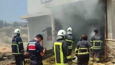 Kozan ilçesinde bir evin zemin katındaki saman balyalarının kısa sürede