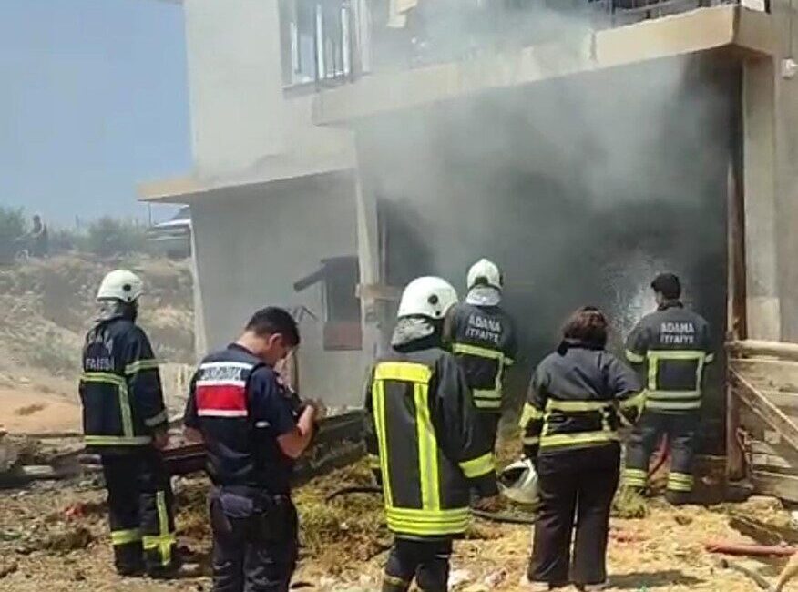 Kozan ilçesinde bir evin zemin katındaki saman balyalarının kısa sürede