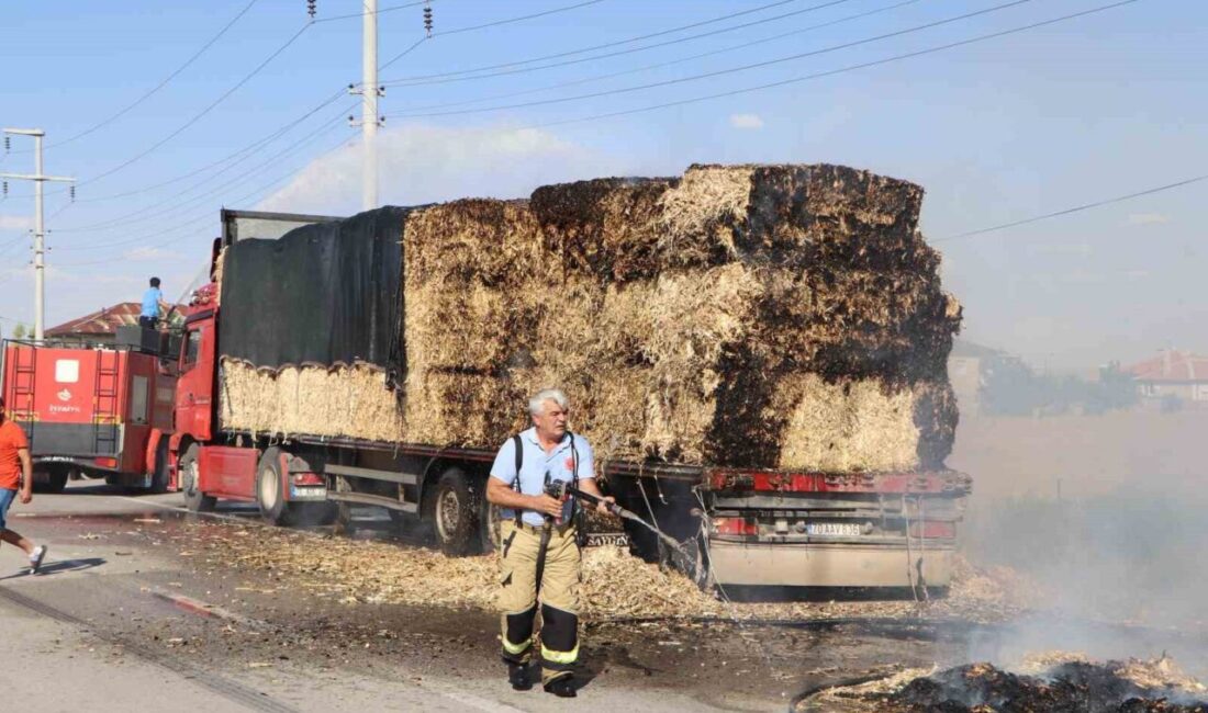 Karaman’da seyir halindeki saman dolu tırın dorsesinde çıkan yangın, itfaiye