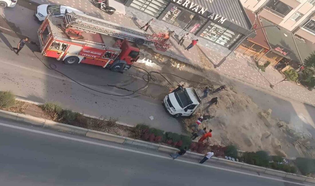 Yerköy ilçesinde seyir halindeki saman yüklü bir kamyonette yangın çıktı