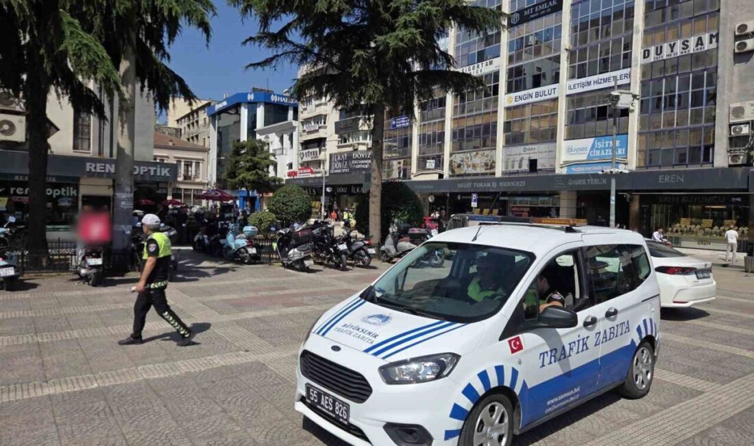 Samsun’da, trafik zabıtası Cumhuriyet Meydanı’na park eden araçlara ceza kesildi.