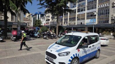 Samsun’da, trafik zabıtası Cumhuriyet Meydanı’na park eden araçlara ceza kesildi.