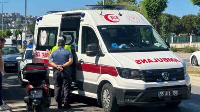Samsun’da bir motosiklet sürücüsü, seyir halindeyken dengesini kaybederek yola düştü