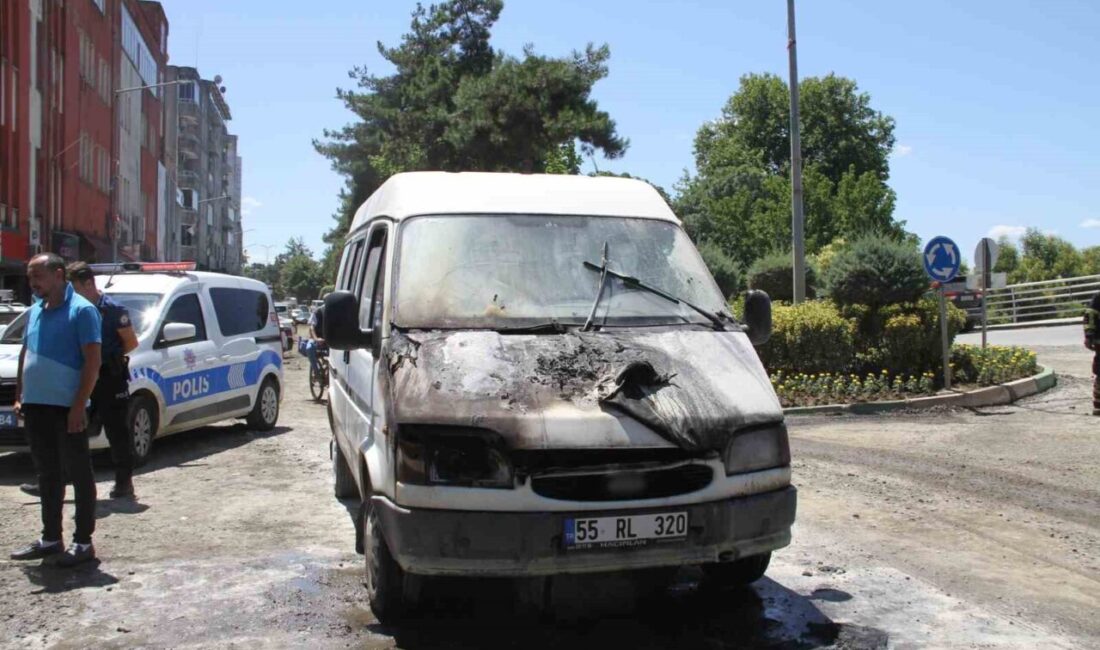 Çarşamba ilçesinde seyir halindeki bir minibüste çıkan yangın, itfaiye ekiplerinin