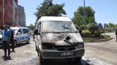 Çarşamba ilçesinde seyir halindeki bir minibüste çıkan yangın, itfaiye ekiplerinin