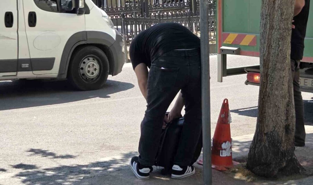 Samsun’un İlkadım ilçesinde bir valiz kaldırımda unutulunca çevrede endişe yarattı.