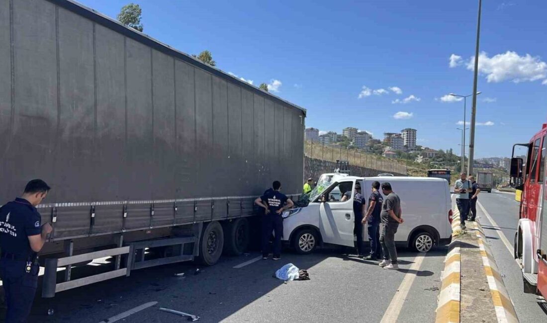 Sancaktepe ilçesinde bir tırın dorsesine çarpan hafif ticari aracın kaza