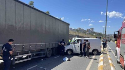 Sancaktepe ilçesinde bir tırın dorsesine çarpan hafif ticari aracın kaza