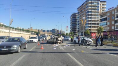 Şanlıurfa’nın Karaköprü ilçesinde meydana gelen zincirleme trafik kazasında 4 araç