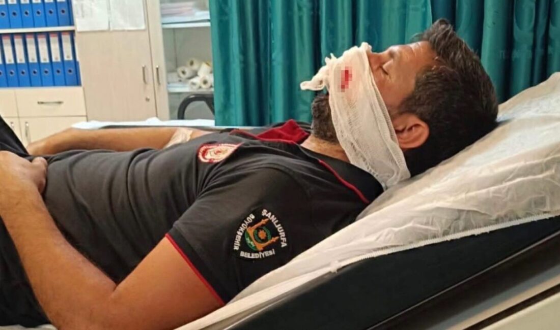 Birecik ilçesine bağlı Şanlıurfa’da, bir itfaiye personeli, itfaiye aracının lastiğinin