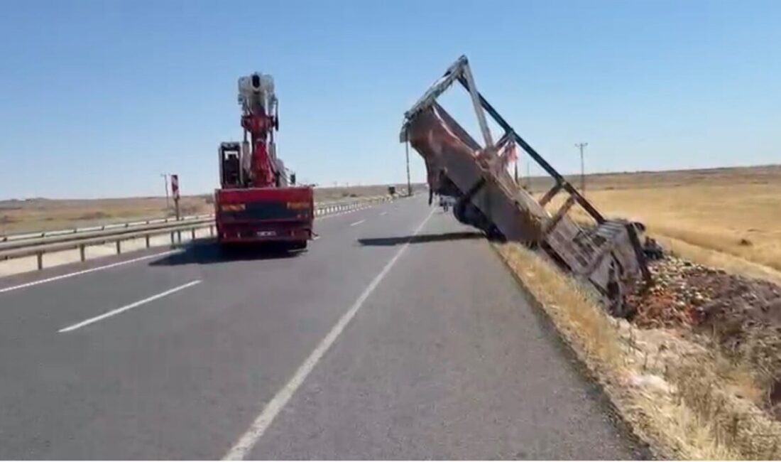 Şanlıurfa’nın Siverek ilçesinde meydana gelen trafik kazasında, karpuz yüklü bir