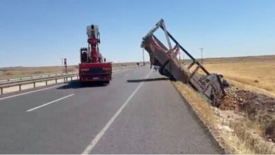 Şanlıurfa’nın Siverek ilçesinde meydana gelen trafik kazasında, karpuz yüklü bir