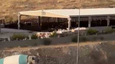 Şanlıurfa’da, Organize Sanayi Bölgesi’nde seyir halindeki bir otomobil, motor bölümünden