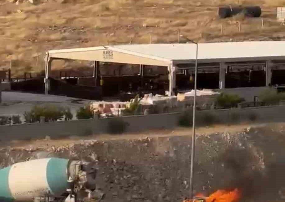 Şanlıurfa’da, Organize Sanayi Bölgesi’nde seyir halindeki bir otomobil, motor bölümünden