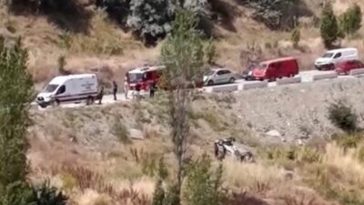 Ankara’da Çankaya ilçesinde meydana gelen bir kazada otomobil şarampole uçtu