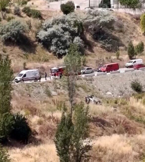 Ankara’da Çankaya ilçesinde meydana gelen bir kazada otomobil şarampole uçtu