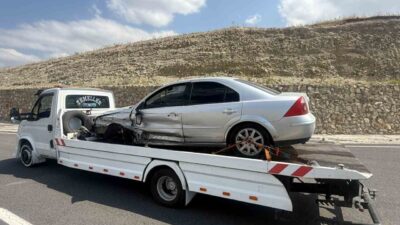 Sarıkamış ilçesinde meydana gelen bir trafik kazasında, seyir halindeki bir