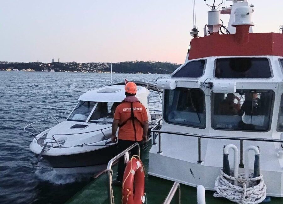 Sarıyer açıklarında su alan ve içinde 2 kişi bulunan 8