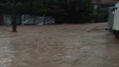 Kastamonu’nun Cide ilçesinde şiddetli yağışların yol açtığı sel anında vatandaşlar