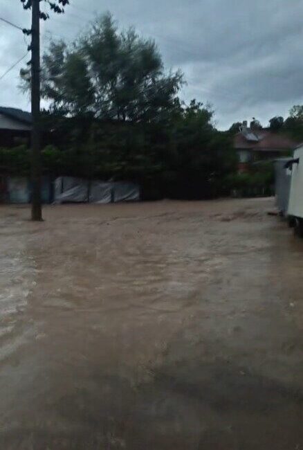 Kastamonu’nun Cide ilçesinde şiddetli yağışların yol açtığı sel anında vatandaşlar