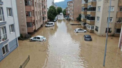 Kastamonu’nun Cide ilçesinde şiddetli yağışların yol açtığı sel, Devrekani Çayı’nın