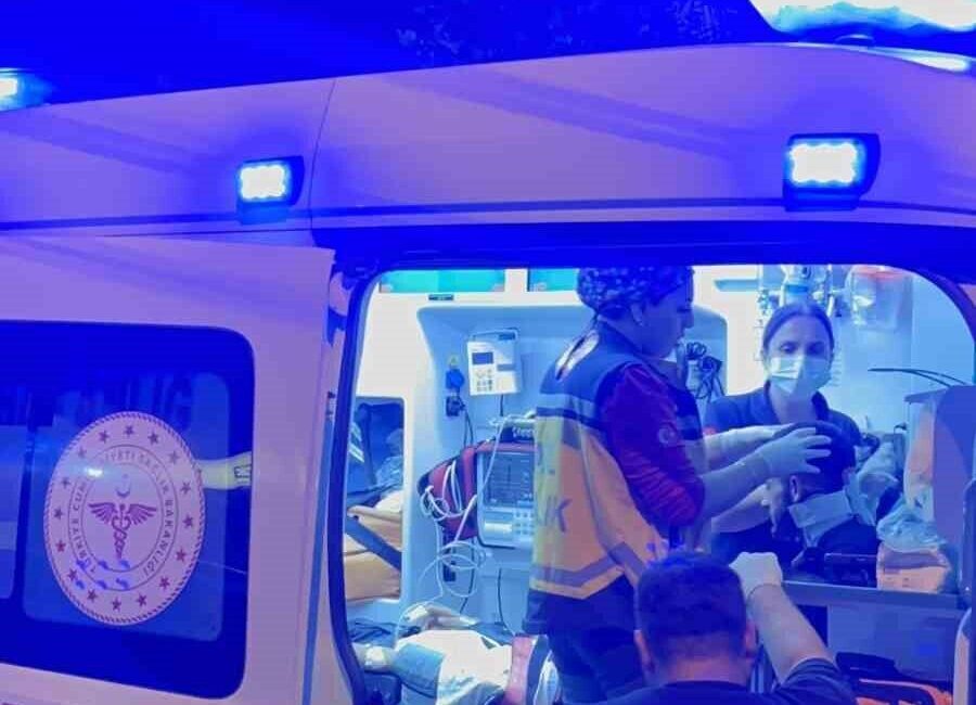 Çorlu ilçesindeki semt pazarının bitiminden hemen sonra sokak temizliği için
