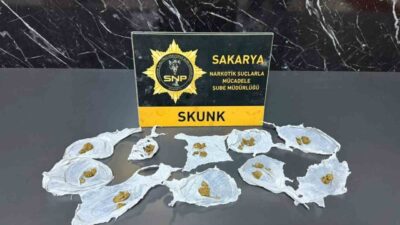 Sakarya’nın Serdivan ilçesinde gerçekleştirilen uyuşturucu operasyonunda yakalanan 2 şüpheliden biri