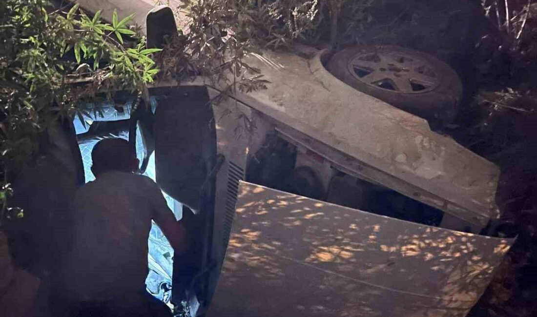 Serik ilçesinde meydana gelen trafik kazasında, bir otomobil kontrolünden çıkarak