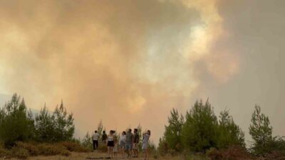 Muğla’nın Seydikemer ilçesinde çıkan orman yangınının söndürme çalışmaları, hem havadan