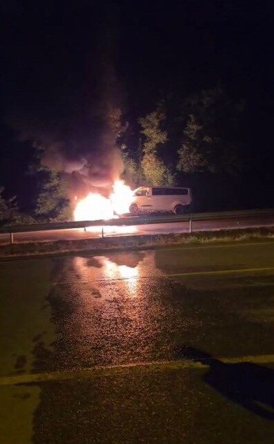 Alaçam ilçesinde seyir halindeki bir kamyonet, motor kısmındaki yangın nedeniyle