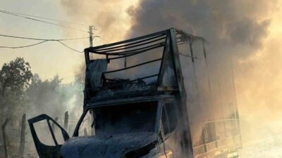 Orhangazi ilçesinde seyir halindeki bir kamyonet aniden alev aldı ve