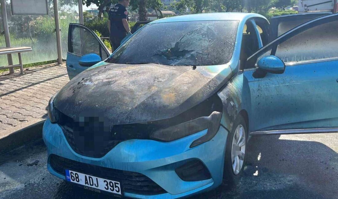 Antalya’nın Alanya ilçesinde seyir halindeki bir otomobilde motor bölümünden çıkan