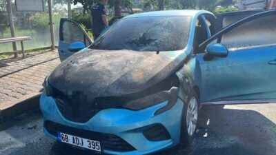 Antalya’nın Alanya ilçesinde seyir halindeki bir otomobilde motor bölümünden çıkan