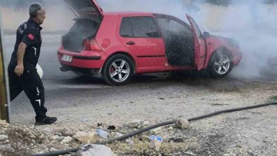 Adıyaman’ın Alitaşı Mahallesi’nde seyir halinde olan bir otomobil aniden alev