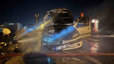 Birecik ilçesinde seyir halindeki bir araç alev aldı ve yanmaya
