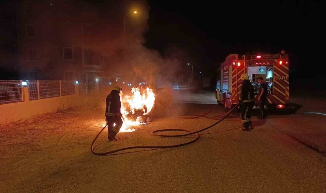 Manavgat ilçesinde bir otomobil seyir halindeyken aniden motor bölümünde çıkan